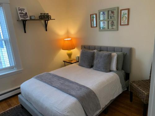 Bright 2 Br, Pets Welcome, Steps to Lake, Restaurants and Train in Wakefield (MA) Bright 2 Br, Pets Welcome, Steps to Lake, Restaurants and Train in Wakefield (MA)