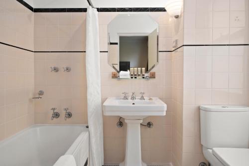 Bathroom, Hydro Majestic Blue Mountains Hotel in Blue Mountains Bathroom, Hydro Majestic Blue Mountains Hotel in Blue Mountains
