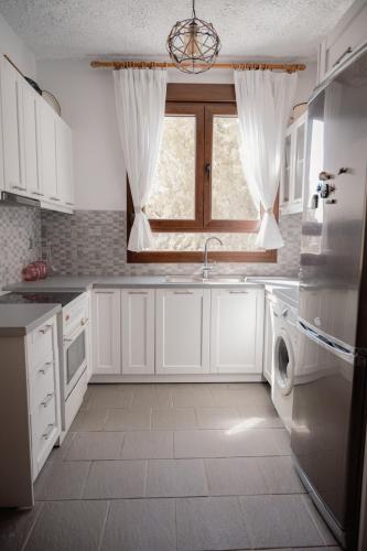 Konyha, Beachfront bungalow in the area of Kampi, near Koundouros in Ioulida Konyha, Beachfront bungalow in the area of Kampi, near Koundouros in Ioulida