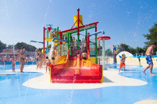 Playground, Camping de Duinhoeve Chalet Schelp not for companies in Nieuw-Haamstede Playground, Camping de Duinhoeve Chalet Schelp not for companies in Nieuw-Haamstede