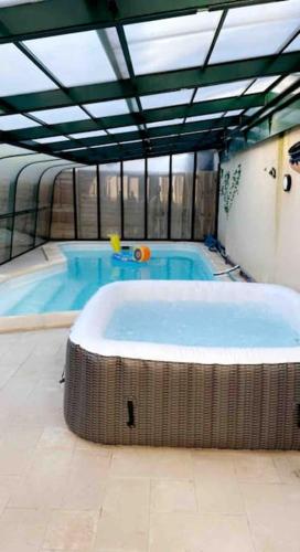 Maison de vacances avec piscine chauffee et spa in Chalmaison Maison de vacances avec piscine chauffee et spa in Chalmaison