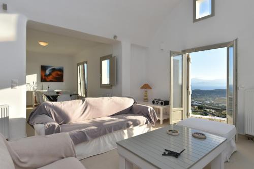 ห้องส่วนกลางสำหรับนั่งเล่น/ดูทีวี, Villa Acqua · Gorgeous pool villa, stunning sea views, helipad! in อากีออส อันเดรียส ห้องส่วนกลางสำหรับนั่งเล่น/ดูทีวี, Villa Acqua · Gorgeous pool villa, stunning sea views, helipad! in อากีออส อันเดรียส