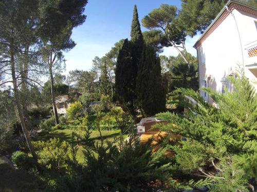 Rez-de-chaussee dans grand jardin provencal, a la villa Tatiana in Trois Moulins Rez-de-chaussee dans grand jardin provencal, a la villa Tatiana in Trois Moulins