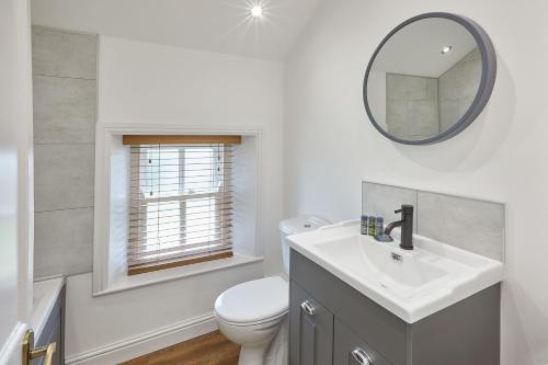 Banyo, Host & Stay - Dunsley Chapel in Dunsley Banyo, Host & Stay - Dunsley Chapel in Dunsley