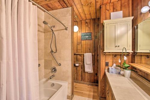 浴室, A-Frame Home with Breathtaking Views and Hot Tub! in 加拉廷蓋特韋 (MT) 浴室, A-Frame Home with Breathtaking Views and Hot Tub! in 加拉廷蓋特韋 (MT)