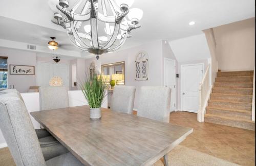 Kimberlys Chandelier chateau includes 2 King Beds 4 QN beds 5 bath Special Salt Water Pool No partie in Lake Elsinore (CA) Kimberlys Chandelier chateau includes 2 King Beds 4 QN beds 5 bath Special Salt Water Pool No partie in Lake Elsinore (CA)