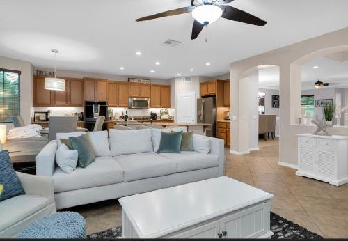 Kimberlys Chandelier chateau includes 2 King Beds 4 QN beds 5 bath Special Salt Water Pool No partie in Lake Elsinore (CA) Kimberlys Chandelier chateau includes 2 King Beds 4 QN beds 5 bath Special Salt Water Pool No partie in Lake Elsinore (CA)