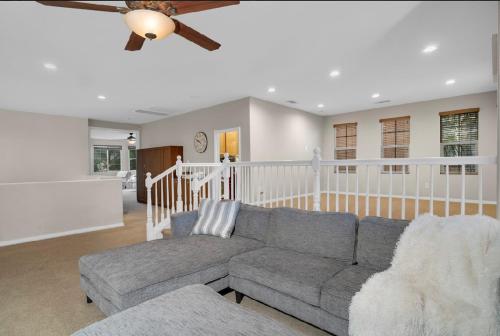 Kimberlys Chandelier chateau includes 2 King Beds 4 QN beds 5 bath Special Salt Water Pool No partie in Lake Elsinore (CA) Kimberlys Chandelier chateau includes 2 King Beds 4 QN beds 5 bath Special Salt Water Pool No partie in Lake Elsinore (CA)