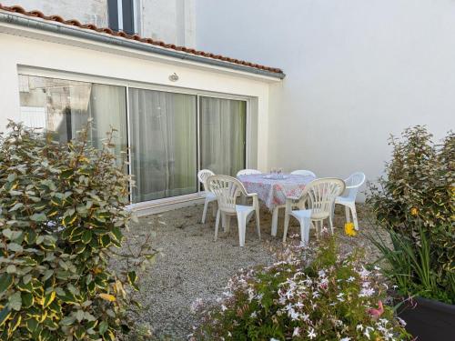 Gîte Gond-Pontouvre, 4 pièces, 6 personnes - FR-1-653-181 (Maison de charme 19eme renovee proche Angouleme, ideale famille, equipement complet, animaux accepte) in Angouleme Gîte Gond-Pontouvre, 4 pièces, 6 personnes - FR-1-653-181 (Maison de charme 19eme renovee proche Angouleme, ideale famille, equipement complet, animaux accepte) in Angouleme