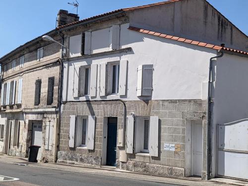 Gîte Gond-Pontouvre, 4 pièces, 6 personnes - FR-1-653-181 (Maison de charme 19eme renovee proche Angouleme, ideale famille, equipement complet, animaux accepte) in Angouleme Gîte Gond-Pontouvre, 4 pièces, 6 personnes - FR-1-653-181 (Maison de charme 19eme renovee proche Angouleme, ideale famille, equipement complet, animaux accepte) in Angouleme