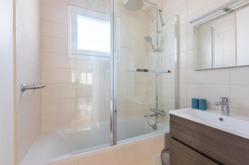 Bathroom, La Nuit en Rose - 3 chambres - Balcon in Bourg-la-Reine Bathroom, La Nuit en Rose - 3 chambres - Balcon in Bourg-la-Reine