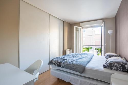 Guestroom, La Nuit en Rose - 3 chambres - Balcon in Bourg-la-Reine Guestroom, La Nuit en Rose - 3 chambres - Balcon in Bourg-la-Reine