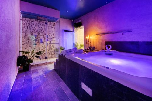 Hot tub, Hotel 87 eighty-seven in Spagna Hot tub, Hotel 87 eighty-seven in Spagna