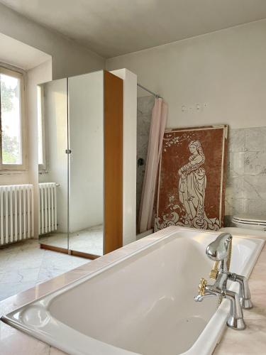Bathroom, Affascinante Casale Brambilla vicino Pavia in Spessa Bathroom, Affascinante Casale Brambilla vicino Pavia in Spessa