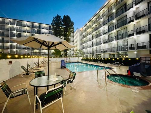 Swimming pool, Glendale Express Hotel in Glendale Swimming pool, Glendale Express Hotel in Glendale
