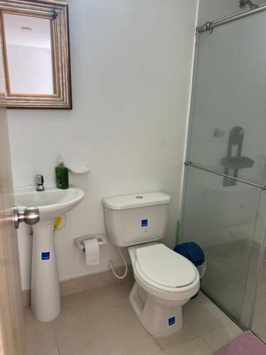 Bathroom, ENCANTADOR APARTAMENTO CON VISTA A LAS MONTANAS CON PISCINA y PARQUEADERO SECTOR DE CALMABEO MUY CER in Ibague Bathroom, ENCANTADOR APARTAMENTO CON VISTA A LAS MONTANAS CON PISCINA y PARQUEADERO SECTOR DE CALMABEO MUY CER in Ibague