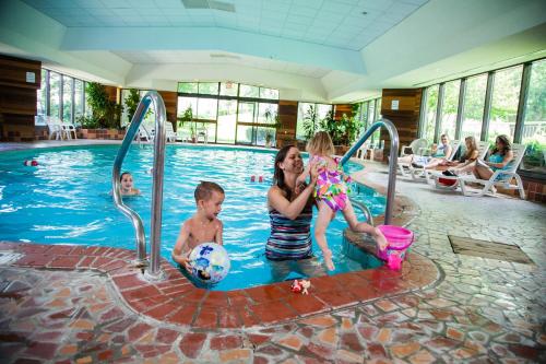 Úszómedence, Evergreen Resort in Cadillac (Michigan) Úszómedence, Evergreen Resort in Cadillac (Michigan)