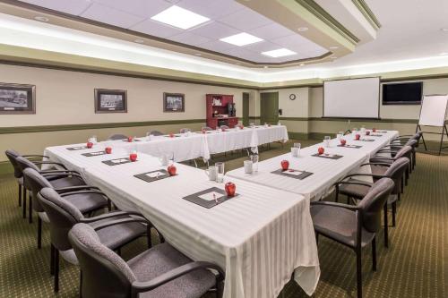 會議室/宴會廳, 欣頓溫德姆華美達酒店 (Ramada by Wyndham Hinton) in 欣頓(AB) 會議室/宴會廳, 欣頓溫德姆華美達酒店 (Ramada by Wyndham Hinton) in 欣頓(AB)