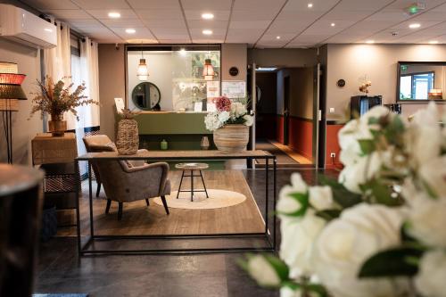 Lobby, Hotel & Seminaire Le Patio Occitan - Toulouse Ouest - La Ramee in Cugnaux Lobby, Hotel & Seminaire Le Patio Occitan - Toulouse Ouest - La Ramee in Cugnaux