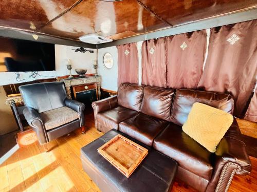 Dolphin Delight 47 Foot Houseboat on the Gulf, at Dock With Gulf View in Tarpon Springs, rental of e in Holiday (FL) Dolphin Delight 47 Foot Houseboat on the Gulf, at Dock With Gulf View in Tarpon Springs, rental of e in Holiday (FL)