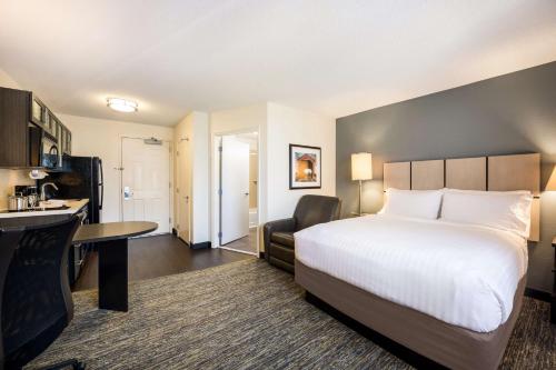 Sonesta Simply Suites Chicago O'Hare Airport in O'Hare International Airport Sonesta Simply Suites Chicago O'Hare Airport in O'Hare International Airport