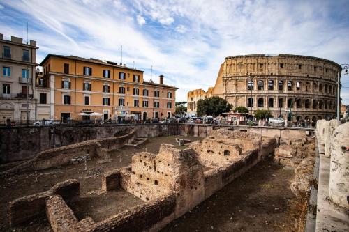 View, Ludus Rooms in Colosseum and Foro Romano View, Ludus Rooms in Colosseum and Foro Romano
