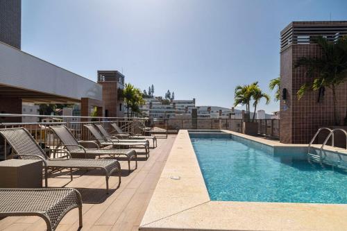 Swimming pool, Porto Madero 202 – Apartamento Moderno em Condominio com Piscina e Academia no Rooftop no Centro de in Bombinhas Swimming pool, Porto Madero 202 – Apartamento Moderno em Condominio com Piscina e Academia no Rooftop no Centro de in Bombinhas