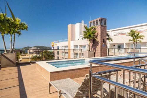 Swimming pool, Porto Madero 202 – Apartamento Moderno em Condominio com Piscina e Academia no Rooftop no Centro de in Bombinhas Swimming pool, Porto Madero 202 – Apartamento Moderno em Condominio com Piscina e Academia no Rooftop no Centro de in Bombinhas