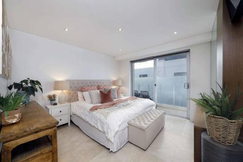 The Oceanic - Stunning absolute oceanfront Executive apartment in Cronulla The Oceanic - Stunning absolute oceanfront Executive apartment in Cronulla