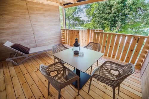 Erkély/terasz, Premium Mobile Tree House with Thermal Riviera Tickets in Catez Ob Savi Erkély/terasz, Premium Mobile Tree House with Thermal Riviera Tickets in Catez Ob Savi