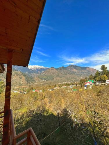 Balcony/terrace, Aangan Homes by Mid Orchard in Naggar Balcony/terrace, Aangan Homes by Mid Orchard in Naggar