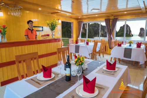 Emerald Lan Ha Cruise in Cat Hai Island Emerald Lan Ha Cruise in Cat Hai Island