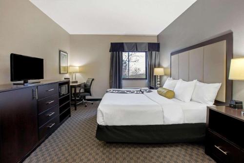 La Quinta Inn & Suites by Wyndham Detroit Metro Airport in Romulus La Quinta Inn & Suites by Wyndham Detroit Metro Airport in Romulus