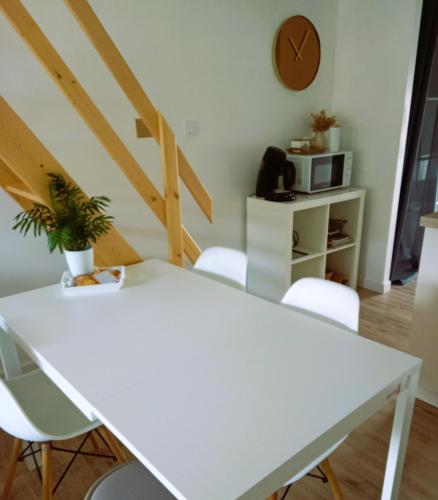 Food and beverages, "Studiocaroline44", 2 studios entre la ville et la mer, parking, cuisine, moins de 15min de l'aeropo in Bouaye Food and beverages, "Studiocaroline44", 2 studios entre la ville et la mer, parking, cuisine, moins de 15min de l'aeropo in Bouaye