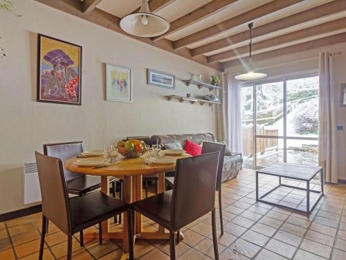 Chalet cosy avec garage et vues, 3 niveaux, 6 pers, proche Luz, animaux admis - FR-1-402-54 in Viella Chalet cosy avec garage et vues, 3 niveaux, 6 pers, proche Luz, animaux admis - FR-1-402-54 in Viella