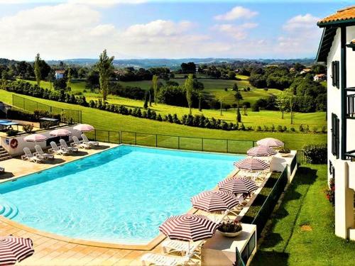 Arcangues : Appartement avec piscine et vue montagnes, à 15 min de Biarritz - FR-1-3-475 (Arcangues : Appartement avec piscine et vue montagnes, a 15 min de Biarritz - FR-1-3-475) in อูสตาริตซ์ Arcangues : Appartement avec piscine et vue montagnes, à 15 min de Biarritz - FR-1-3-475 (Arcangues : Appartement avec piscine et vue montagnes, a 15 min de Biarritz - FR-1-3-475) in อูสตาริตซ์