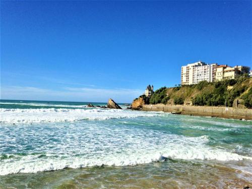 Arcangues : Appartement avec piscine et vue montagnes, à 15 min de Biarritz - FR-1-3-475 (Arcangues : Appartement avec piscine et vue montagnes, a 15 min de Biarritz - FR-1-3-475) in อูสตาริตซ์ Arcangues : Appartement avec piscine et vue montagnes, à 15 min de Biarritz - FR-1-3-475 (Arcangues : Appartement avec piscine et vue montagnes, a 15 min de Biarritz - FR-1-3-475) in อูสตาริตซ์