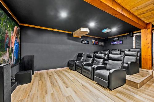 Shared lounge/TV area, Smoky Bear BnB! Theater, Game Room, Hot Tub, Bar, 5Br 5Ba in Gatlinburg (TN) Shared lounge/TV area, Smoky Bear BnB! Theater, Game Room, Hot Tub, Bar, 5Br 5Ba in Gatlinburg (TN)