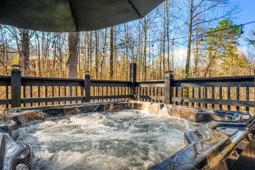 Hot tub, Smoky Bear BnB! Theater, Game Room, Hot Tub, Bar, 5Br 5Ba in Gatlinburg (TN) Hot tub, Smoky Bear BnB! Theater, Game Room, Hot Tub, Bar, 5Br 5Ba in Gatlinburg (TN)