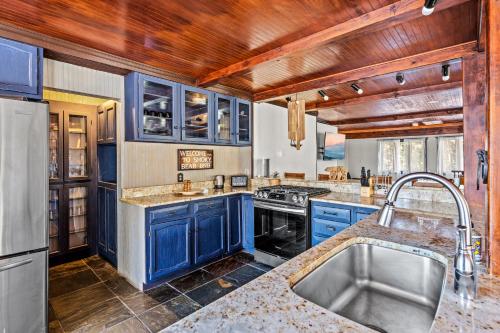 Smoky Bear BnB! Theater, Game Room, Hot Tub, Bar, 5Br 5Ba in Gatlinburg (TN) Smoky Bear BnB! Theater, Game Room, Hot Tub, Bar, 5Br 5Ba in Gatlinburg (TN)