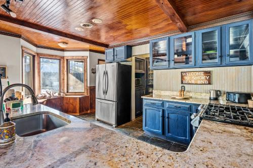 Smoky Bear BnB! Theater, Game Room, Hot Tub, Bar, 5Br 5Ba in Gatlinburg (TN) Smoky Bear BnB! Theater, Game Room, Hot Tub, Bar, 5Br 5Ba in Gatlinburg (TN)