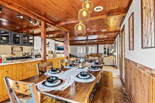 Facilities, Smoky Bear BnB! Theater, Game Room, Hot Tub, Bar, 5Br 5Ba in Gatlinburg (TN) Facilities, Smoky Bear BnB! Theater, Game Room, Hot Tub, Bar, 5Br 5Ba in Gatlinburg (TN)