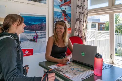 Vestíbulo, Mountain View Backpackers in Wanaka Vestíbulo, Mountain View Backpackers in Wanaka
