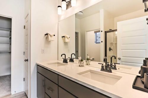 Parker Townhome with Fireplace and Basement Bar! in Parker (CO) Parker Townhome with Fireplace and Basement Bar! in Parker (CO)
