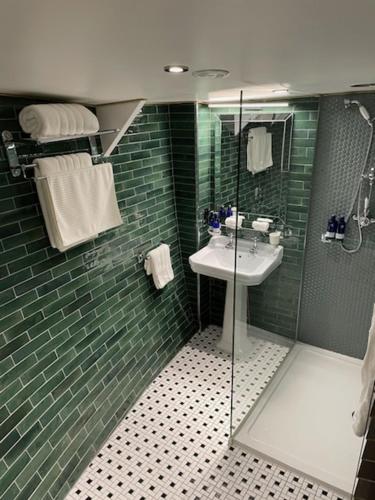 Bathroom, Ocean Mist Leith near Royal Yacht Britannia Bathroom, Ocean Mist Leith near Royal Yacht Britannia