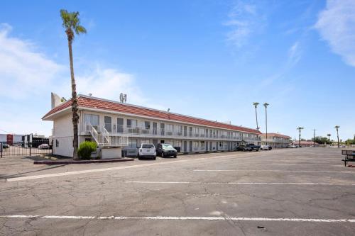 Super 8 by Wyndham Phoenix West in Phoenix (AZ) Super 8 by Wyndham Phoenix West in Phoenix (AZ)