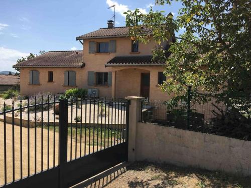 Appartement 55m2 en beaujolais & ENEDIS à 15 min (Appartement 55m2 en beaujolais & ENEDIS a 15 min) in Баньольс Appartement 55m2 en beaujolais & ENEDIS à 15 min (Appartement 55m2 en beaujolais & ENEDIS a 15 min) in Баньольс