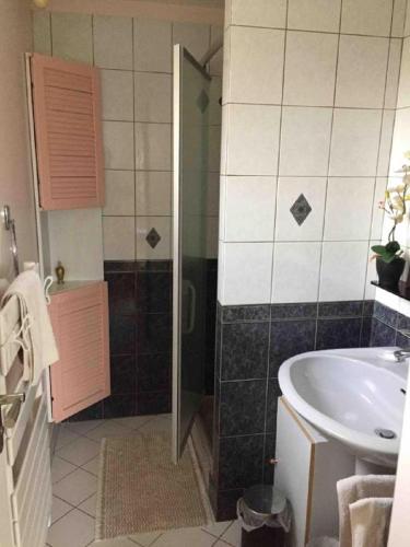 Bathroom, Maison Chevreuse, chambre chez l'habitant in Saint-Remy-les-Chevreuse Bathroom, Maison Chevreuse, chambre chez l'habitant in Saint-Remy-les-Chevreuse