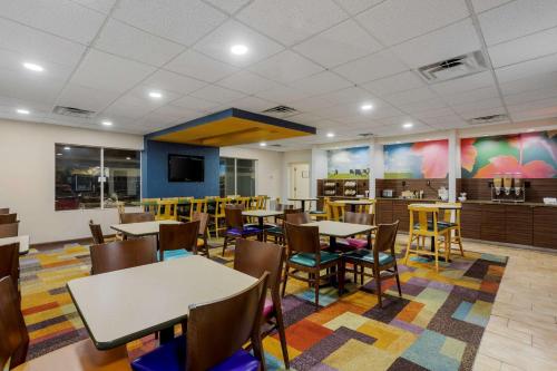餐飲選擇, 康福特套房酒店-勞雷爾山-費城 (Comfort Inn & Suites Mt. Laurel-Philadelphia) in 月桂山 (NJ) 餐飲選擇, 康福特套房酒店-勞雷爾山-費城 (Comfort Inn & Suites Mt. Laurel-Philadelphia) in 月桂山 (NJ)