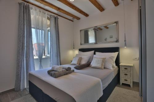 Apartments Angela with Old Town view